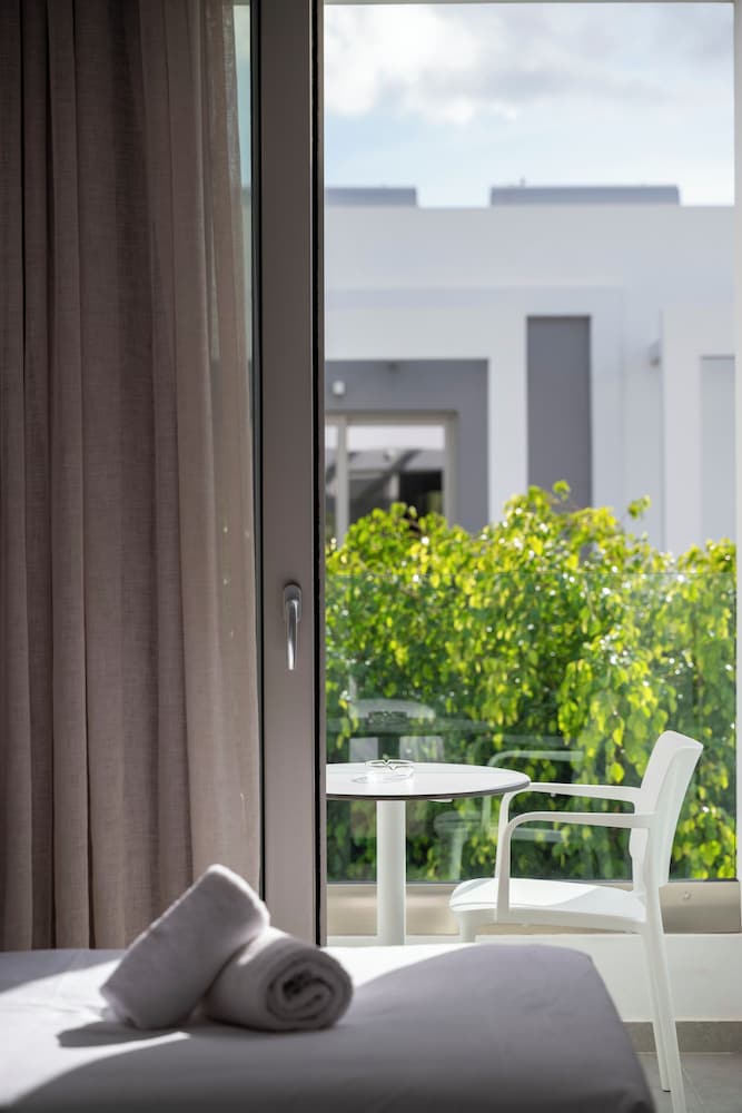 Deluxe Triple Room, Garden View photo 2