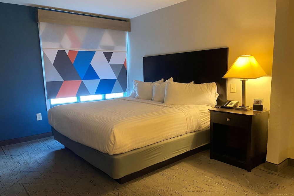 Upgraded, Standard Room, 1 King Bed - Photo 2