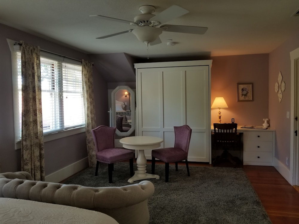 French Lilac Room photo 1