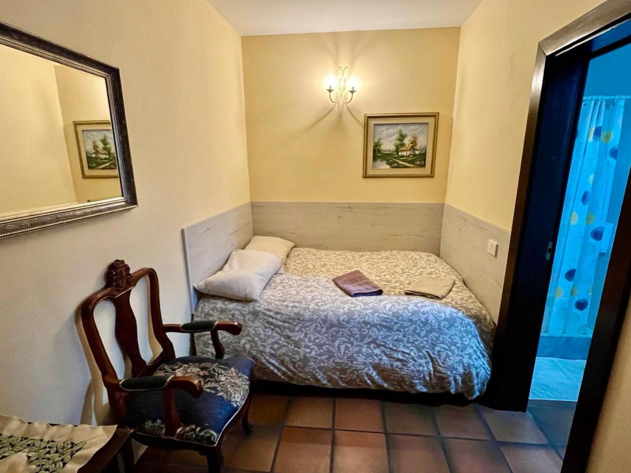 Queen Room photo 2