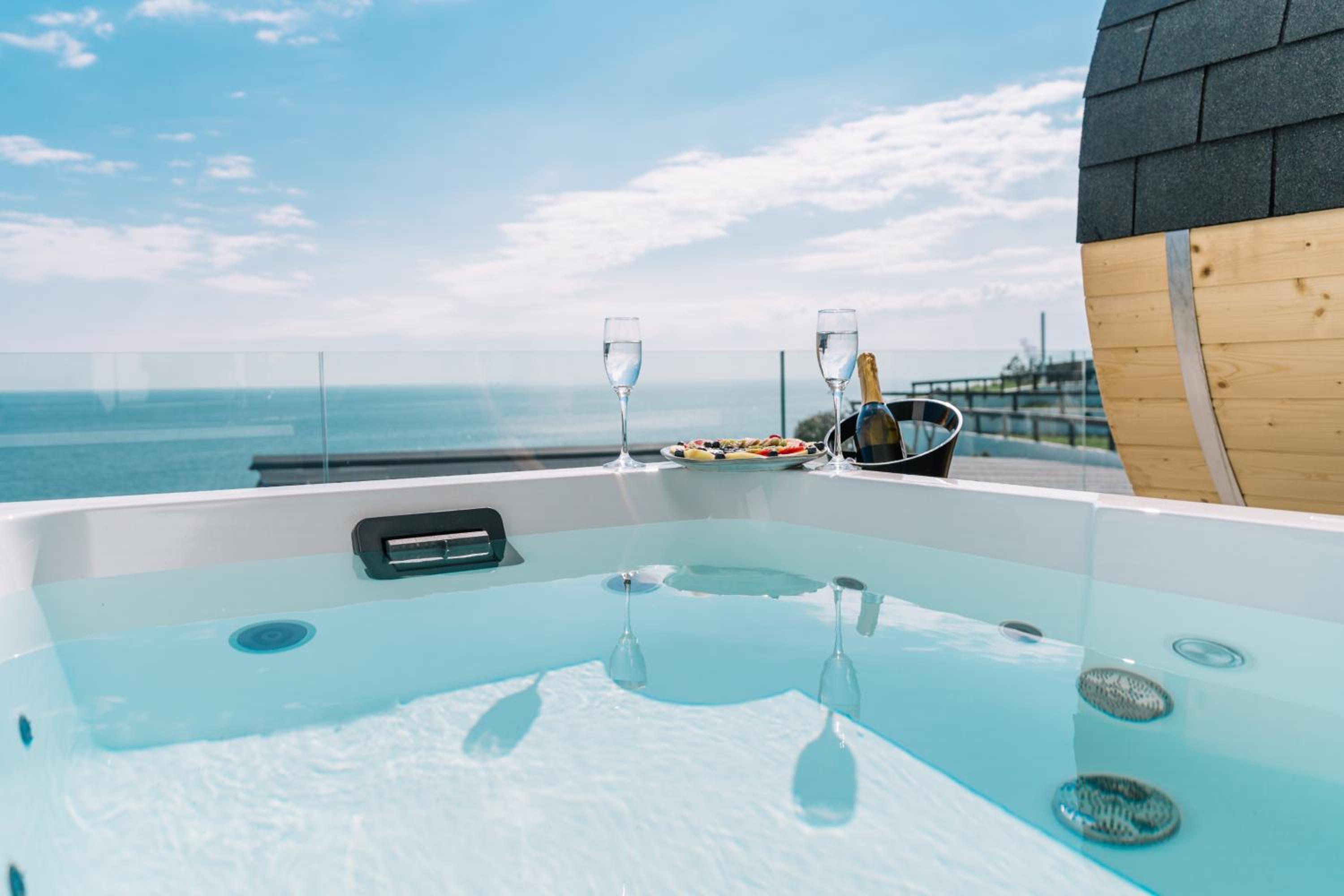 Queen Suite with Sea View - Photo 30