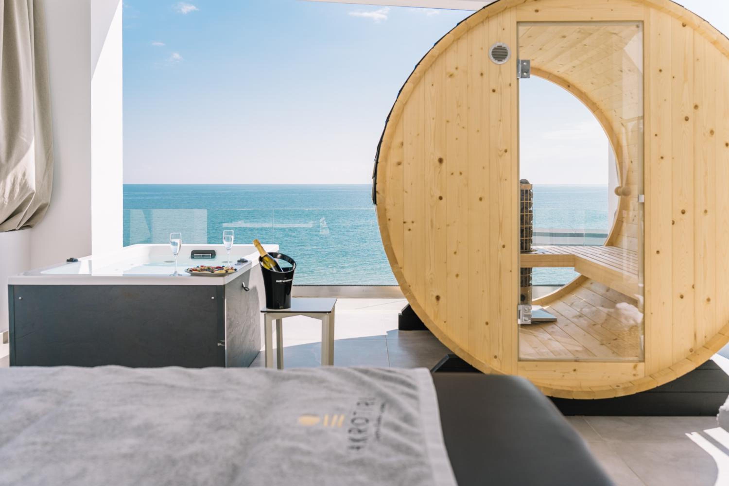 Queen Suite with Sea View - Photo 29
