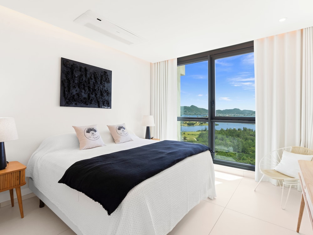 Deluxe Condo, Beach View