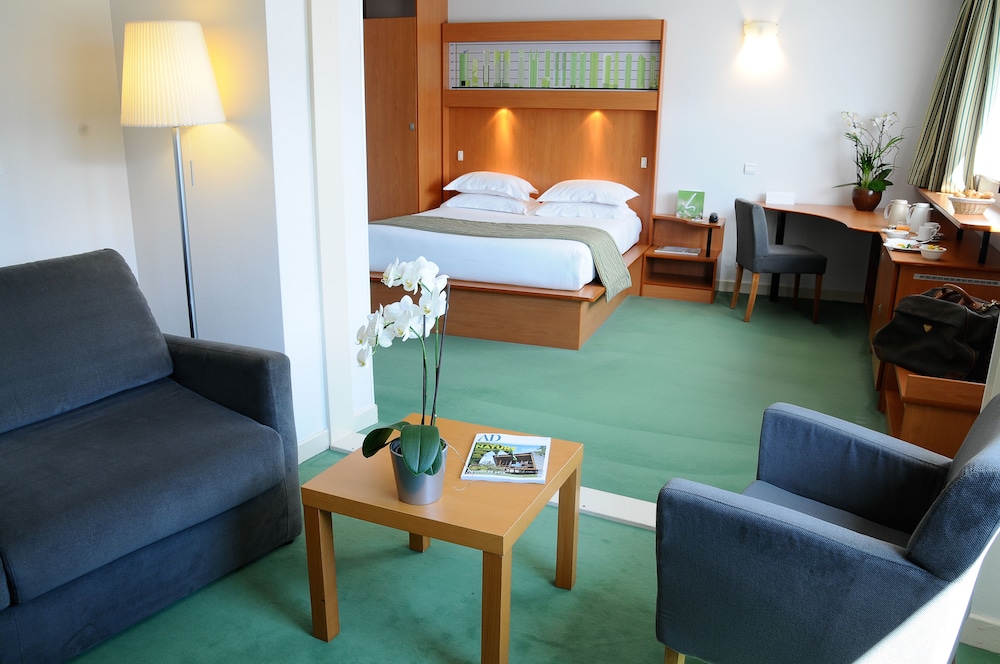 Family Room, 1 King Bed with Sofa bed, Non Smoking