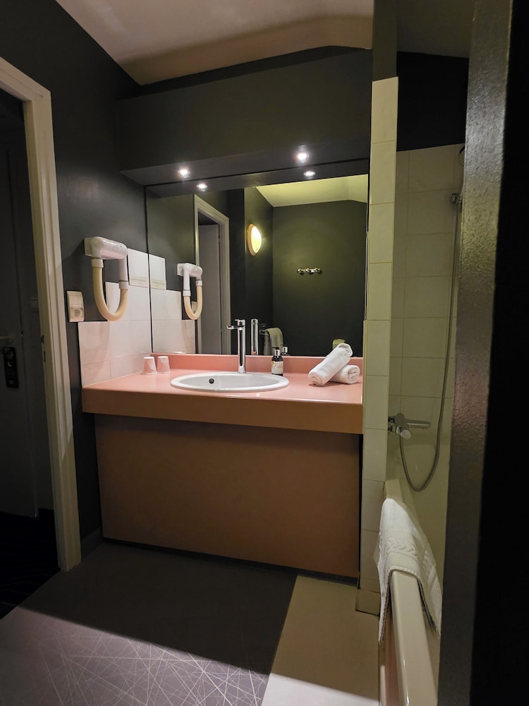 Standard Double Room - Photo 8