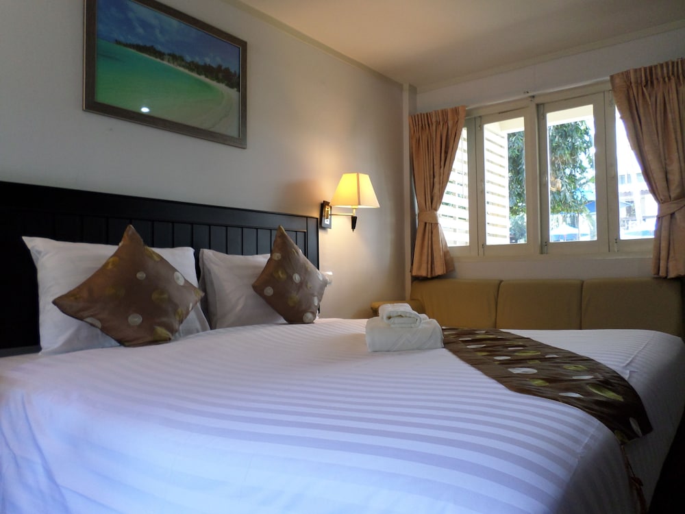 Deluxe Room, Pool View thumbnail 6