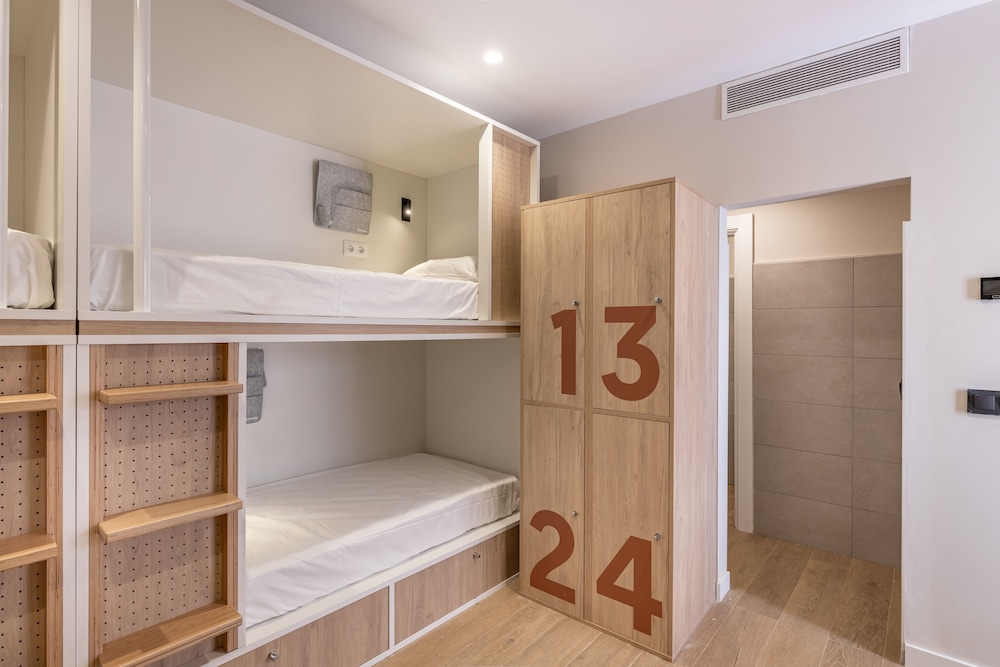 Room for 8 people with shared bathroom photo 2
