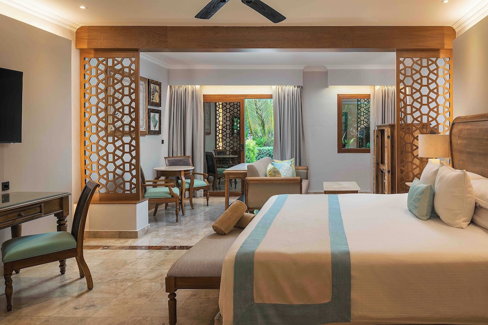 Golden Swim Up Junior Suite