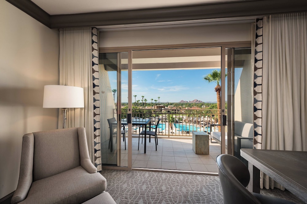 Grand Room, 1 King Bed, Pool View - Photo 4