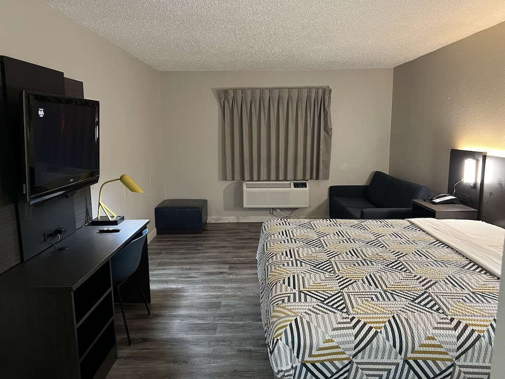Deluxe Room, 1 King Bed, Non Smoking, Refrigerator & Microwave photo 1