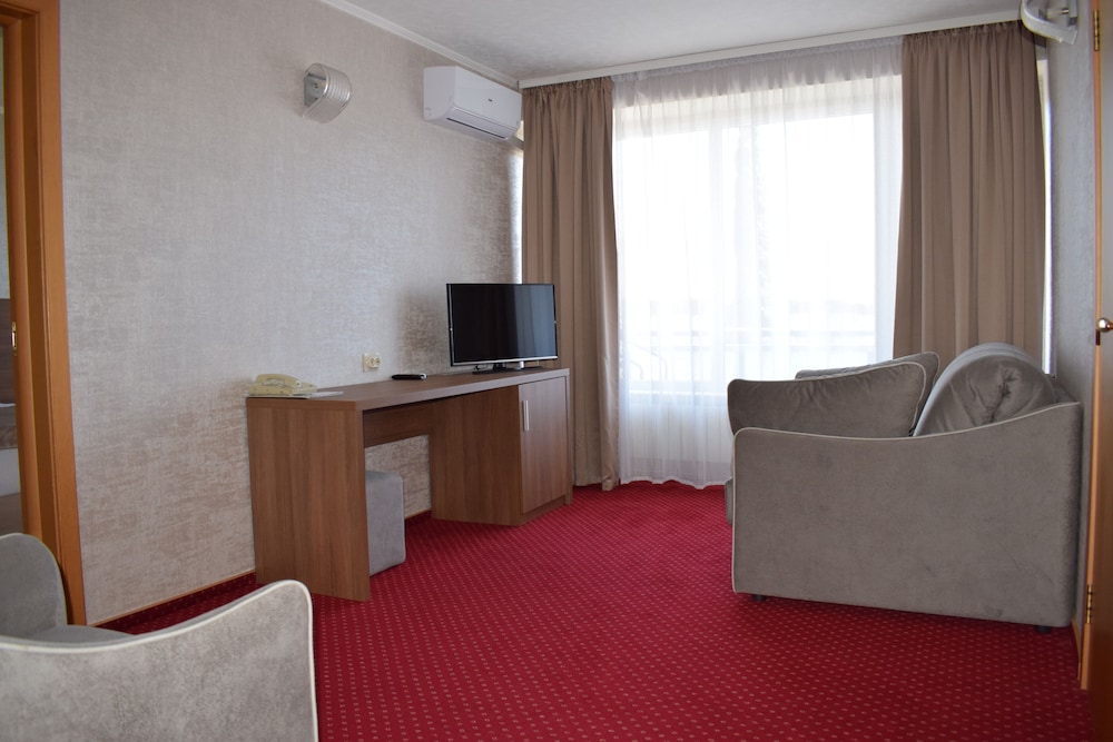Family Room (three-room) photo 3