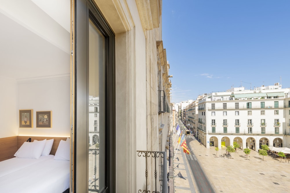 Deluxe Double Room, City View thumbnail 5