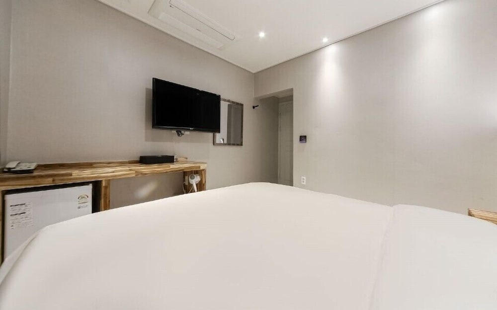 Standard Double Room (No Breakfast served on Monday/ Saturday/Sunday) photo 3
