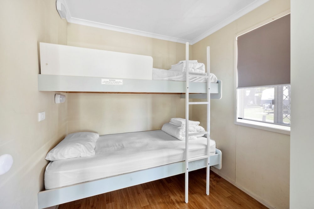 Deluxe Cabin Accessible - Sleeps 4 - Dog Friendly photo 2