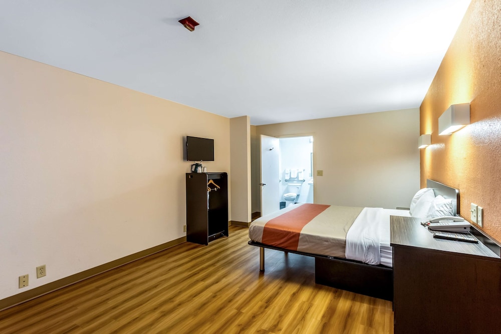 Standard Room, 1 King Bed, Non Smoking - Photo 3