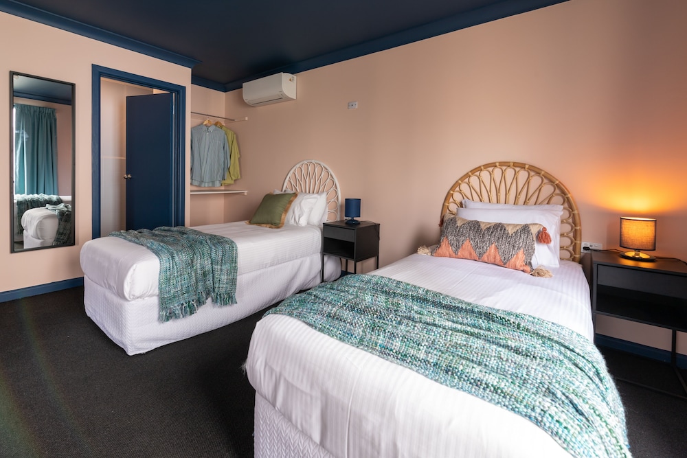 Standard Room (Quad), Private Bathroom - Photo 2