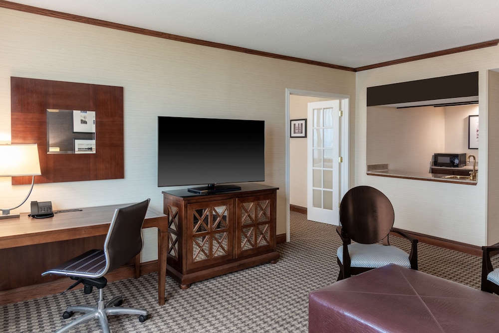 Suite, Accessible - Photo 8