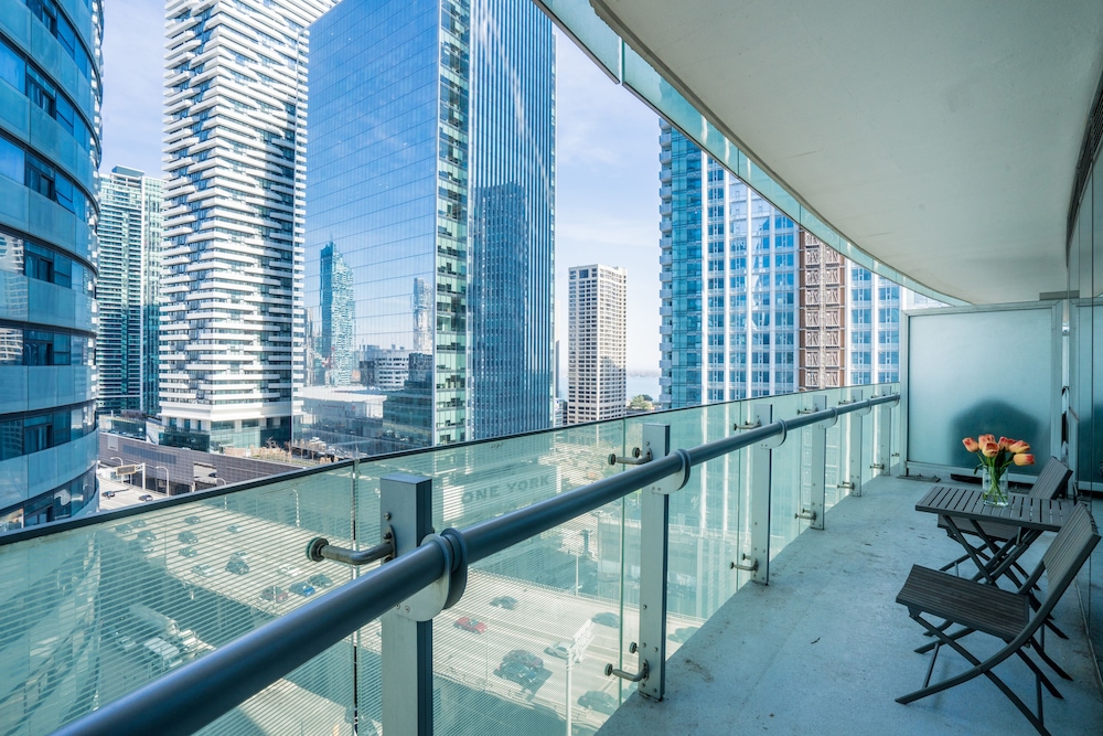 Aaira Suites at 65 Bremner Blvd, Foto 9
