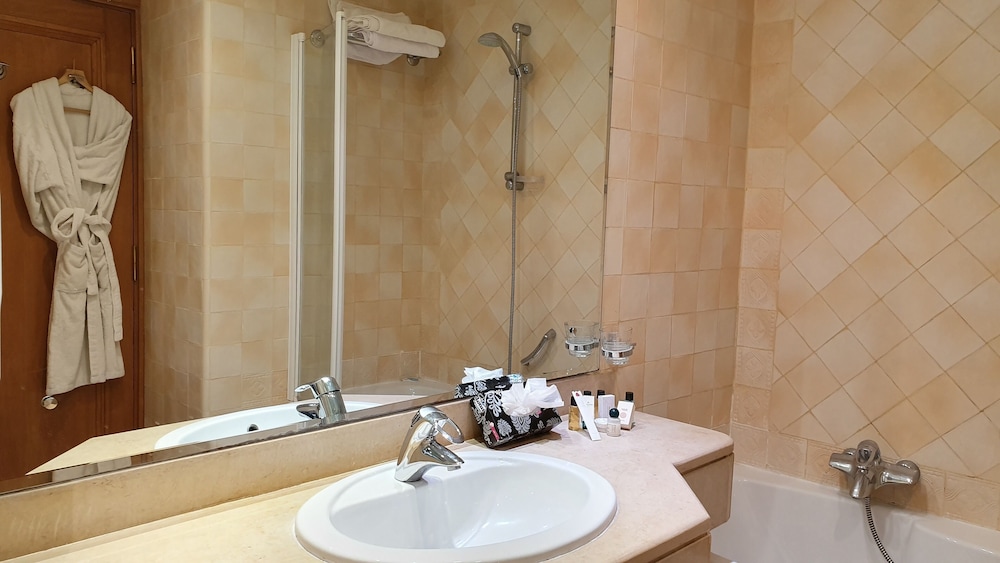 Standard Triple Room, Private Bathroom photo 2