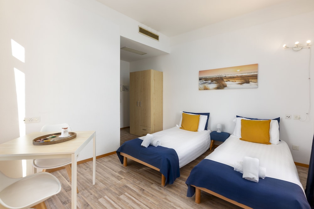 Classic Double Room thumbnail 6