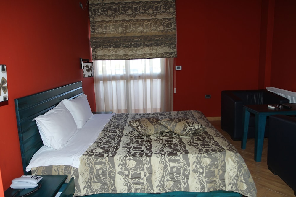 Standard Double Room Single Use, 1 Queen Bed, Balcony, Valley View photo 2