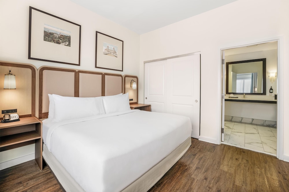 Junior Suite, 1 King Bed, Accessible (Roll-In Shower) - Photo 5