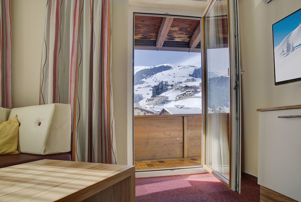 Family Apartment, 2 Bedrooms, Balcony, Mountain View (Torsee) photo 3
