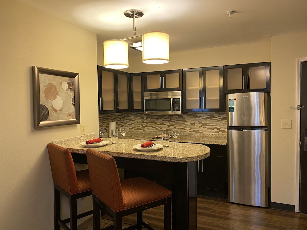 Suite, 2 Bedrooms, Kitchen - Photo 4