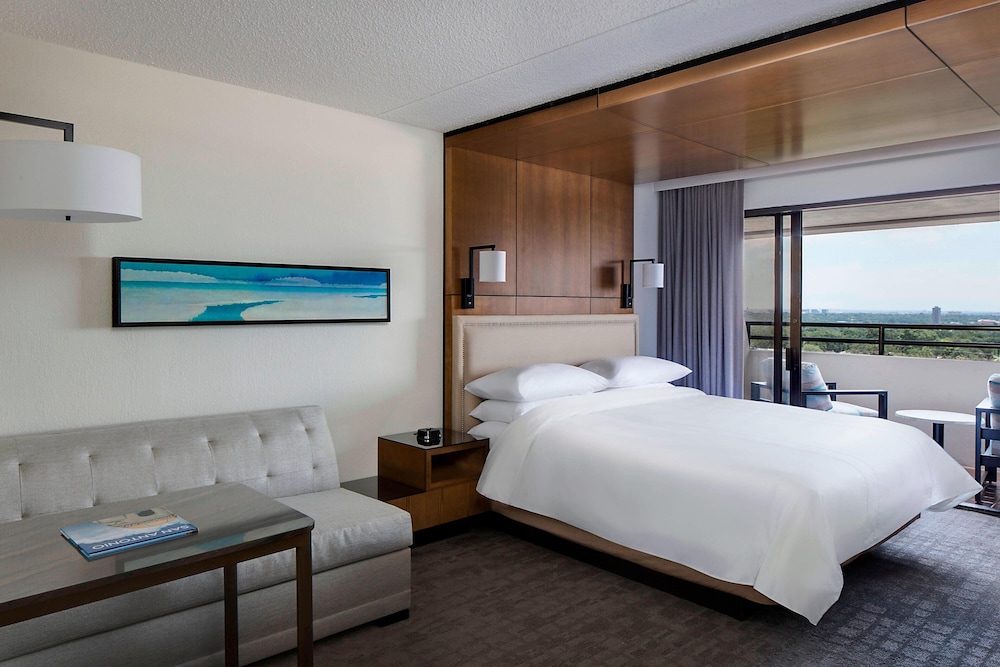 Club Room, 1 King Bed with Sofa bed, Balcony (Mobility Accessible, Tub)