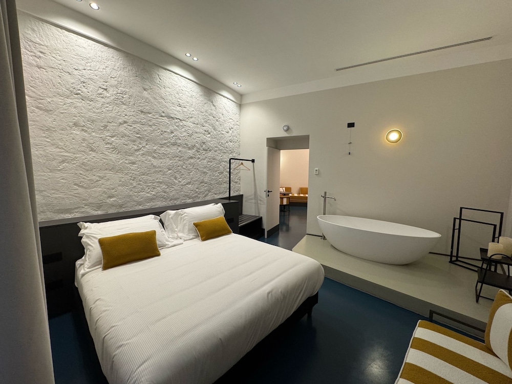 Deluxe Suite, City View
