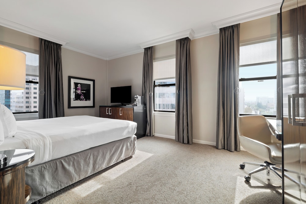 Standard Room, 1 King Bed, Bathtub Grab Bars, Corner photo 1