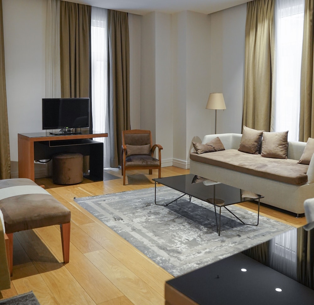 Deluxe Room, 1 King Bed with Sofa bed photo 1