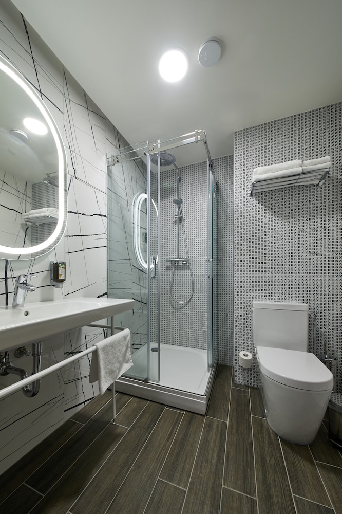 Deluxe Double or Twin Room - Photo 12