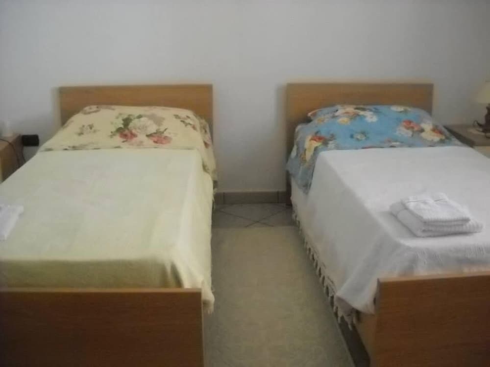Twin Room, Shared Bathroom photo 1