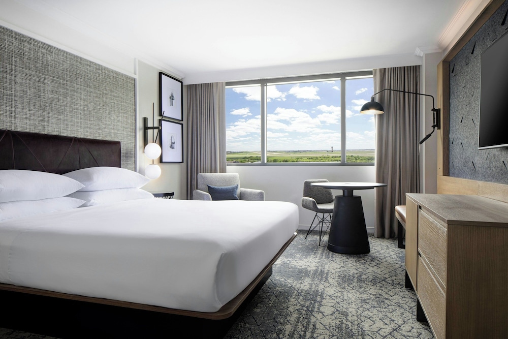 Club Room, 1 King Bed (Hearing Accessible) - Photo 6