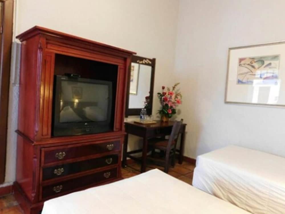 Standard Room, 1 King Bed - Photo 4
