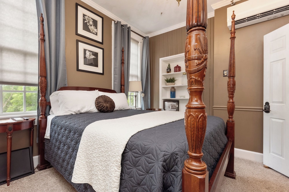 Double Room, 1 Queen Bed, Private Bathroom photo 1