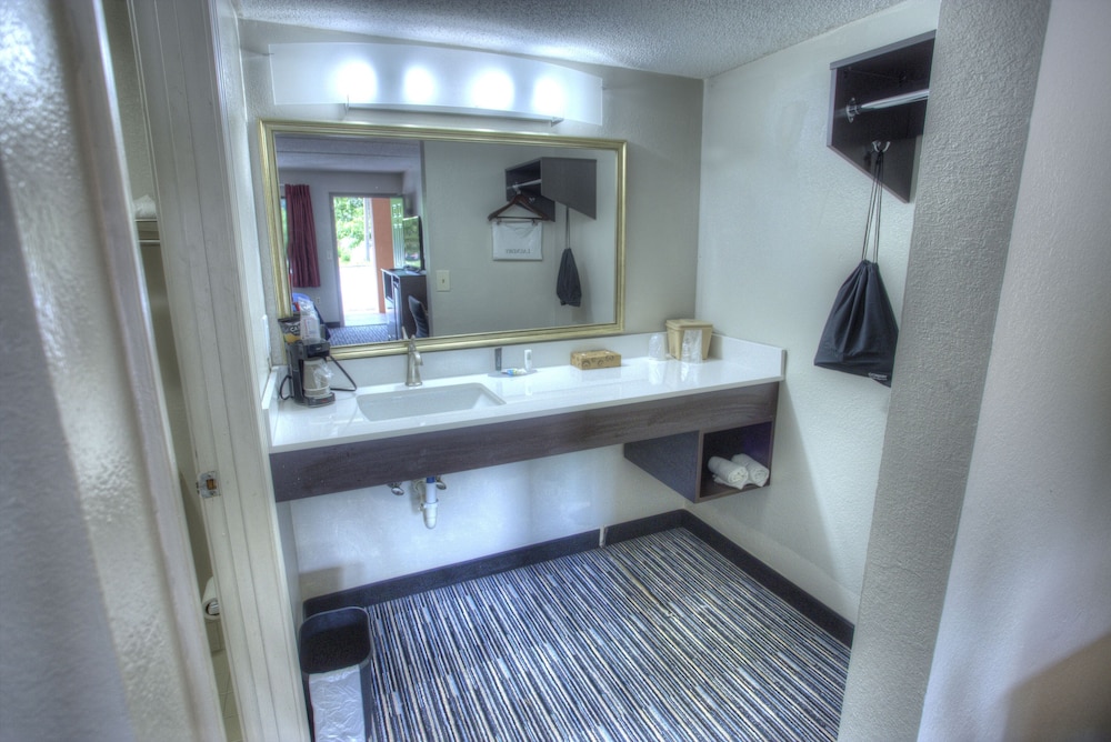 Traditional Single Room, 1 King Bed photo 2