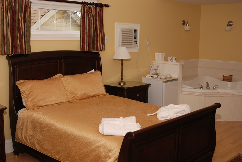 Luxury Suite, 1 Queen Bed, Jetted Tub photo 1