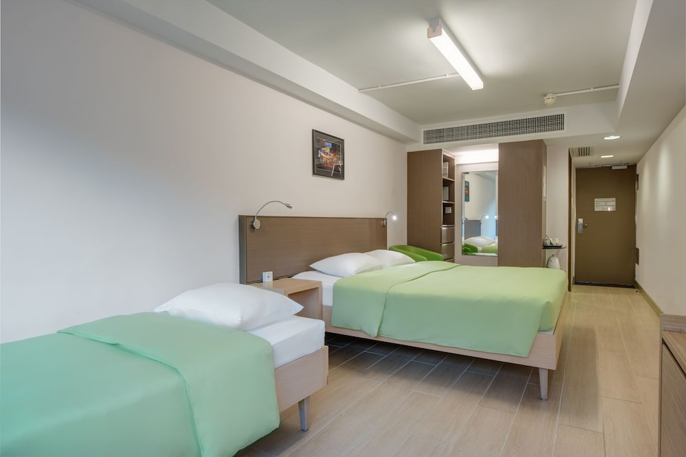 Triple Room with 1 Double Bed and 1 Single Bed photo 1