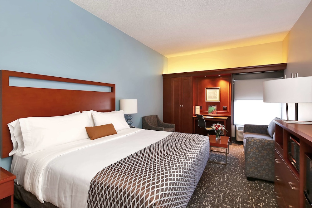 Standard Room, 1 King Bed, Non Smoking, Refrigerator & Microwave - Photo 1