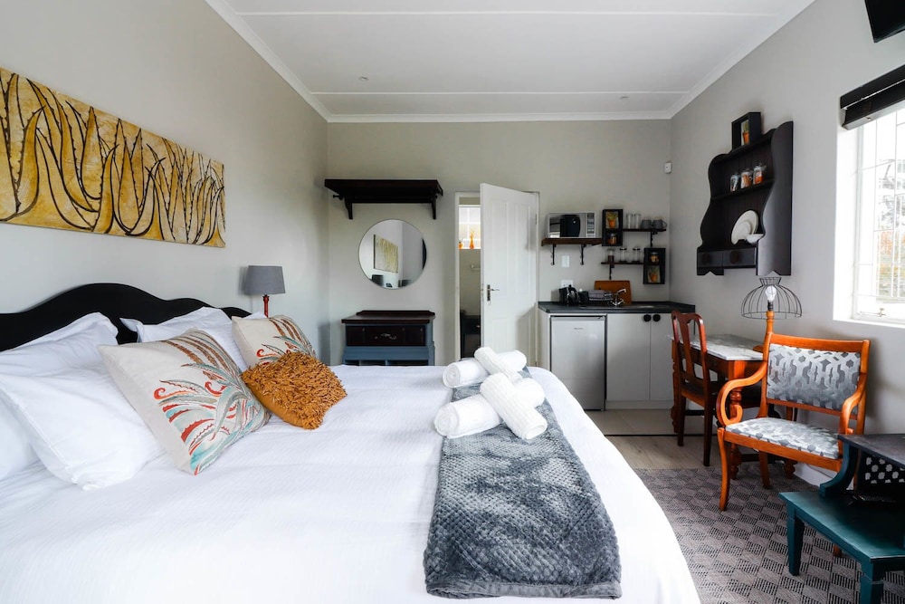 Double Room, 1 King Bed, Pool View photo 1