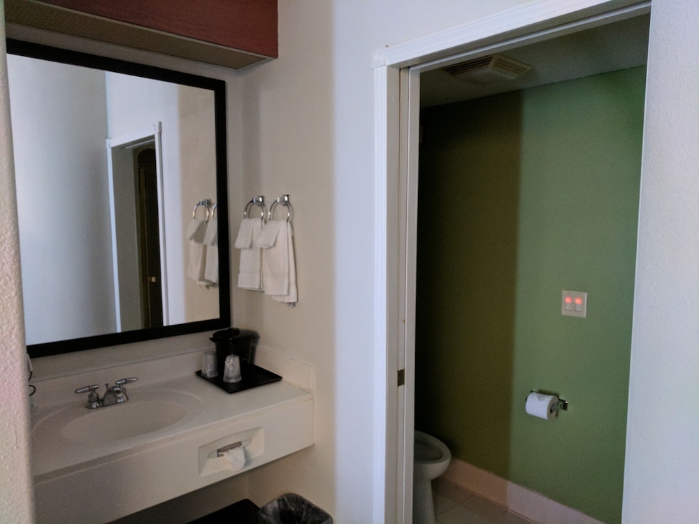Standard Room, 2 Queen Beds, Non Smoking - Photo 4