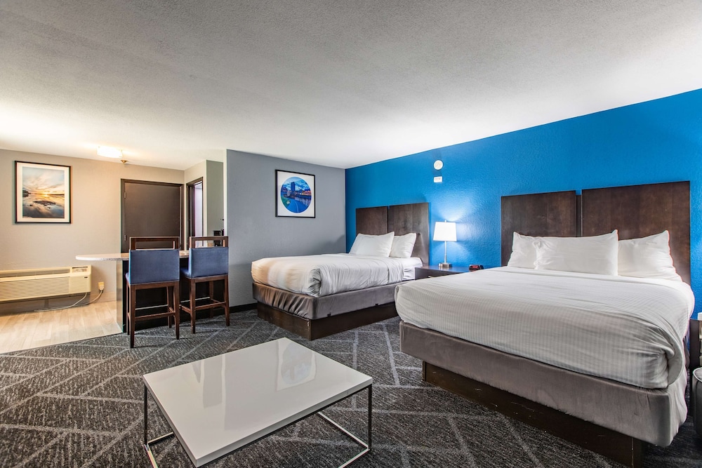 Executive Room, 2 Queen Beds, Refrigerator & Microwave, Pool View (Living Room) - Photo 4