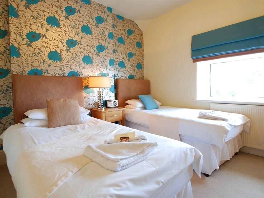 Deluxe Twin Room, Ensuite, Partial Sea View (Side sea & mountain view) photo 1