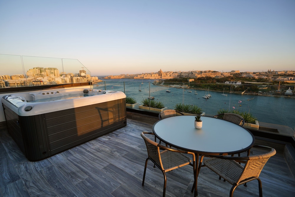 Penthouse Suite, Hot Tub, Sea View