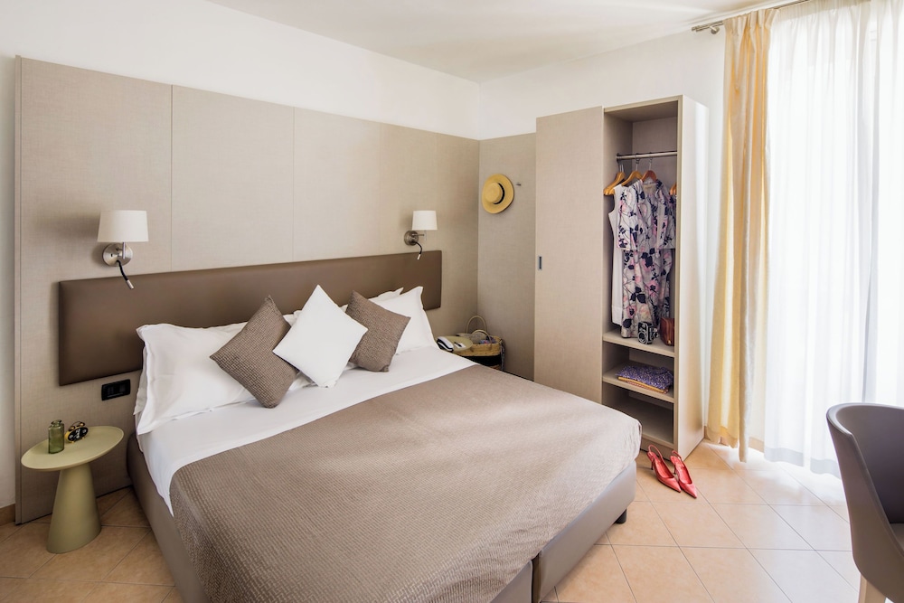 Superior Double or Twin Room, Balcony, Partial Sea View - Photo 1