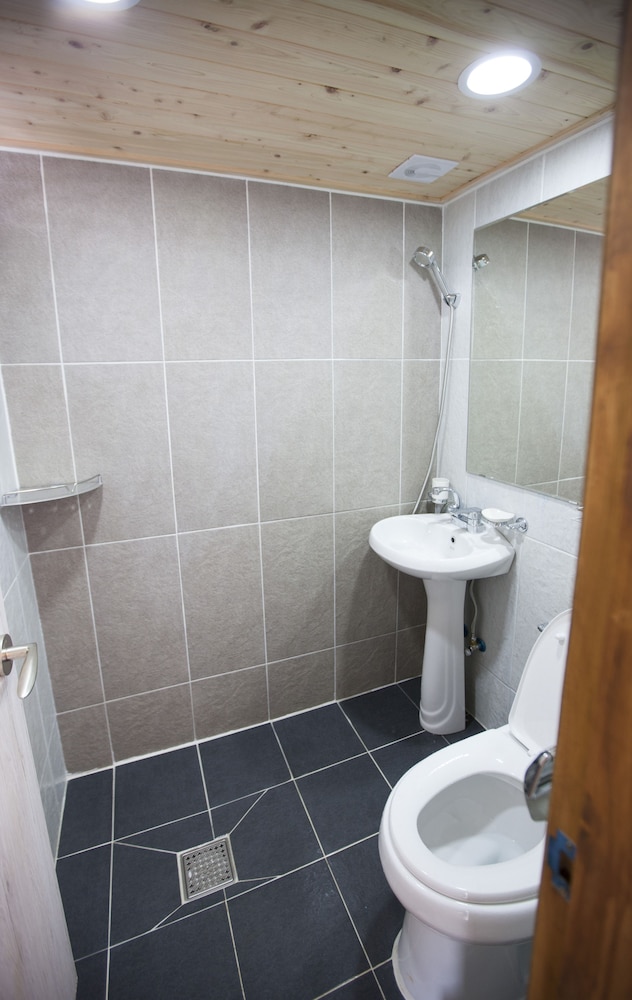 Family Room, Shared Bathroom photo 2