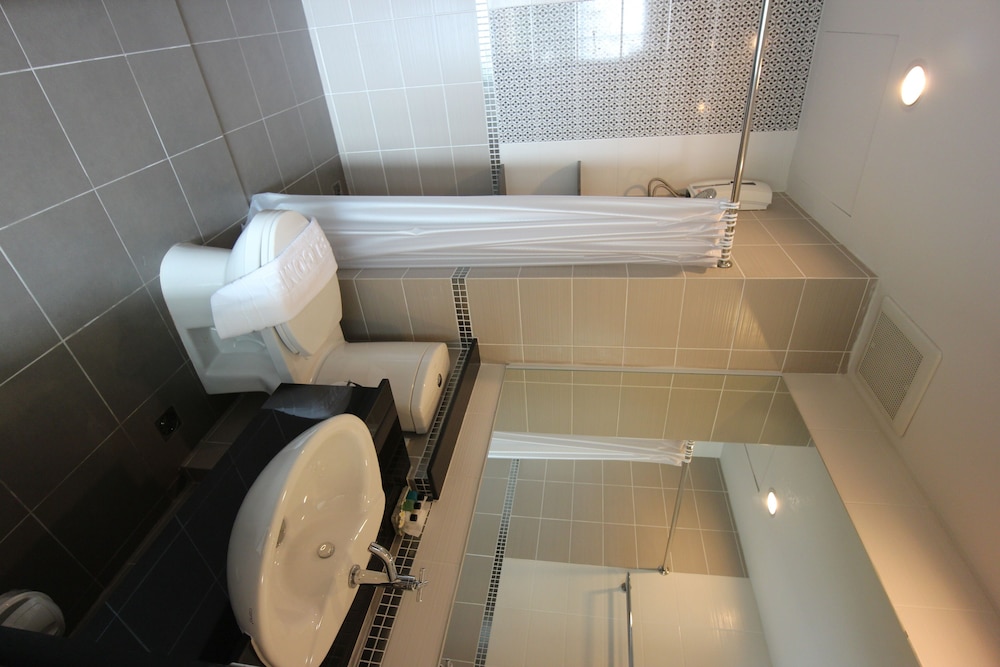 Junior Studio Suite, 1 King Bed, Garden View photo 3