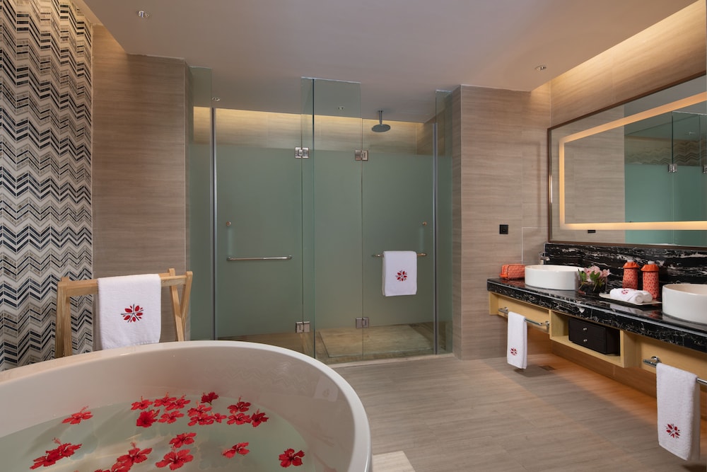 Deluxe Suite, 1 Bedroom, Accessible, Pool View photo 3